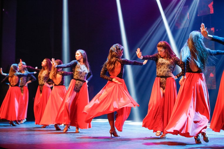 Tribe Dance Hold Your Dream 